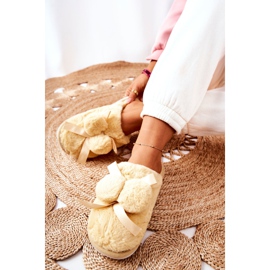 Chinelos de pele amarela com pompons bege cru 2