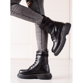 TRENDI Sacos pretos na plataforma 1