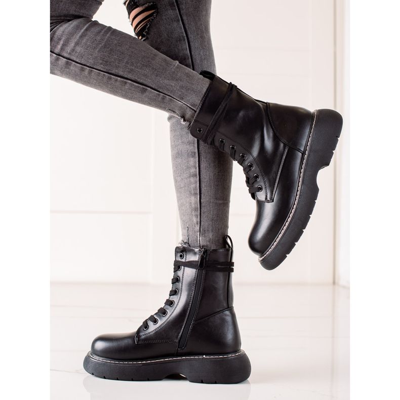 TRENDI Sacos pretos na plataforma 1