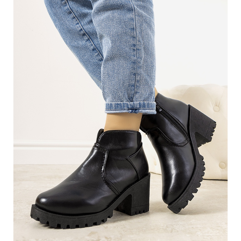 Botas pretas isoladas no poste Sennet preto 1