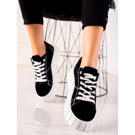 TRENDI Tênis pretos na plataforma 1