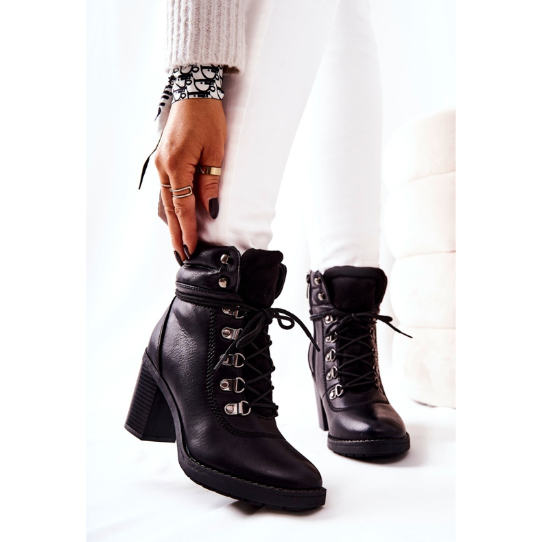 Botas quentes em um poste preto Charmmis 1