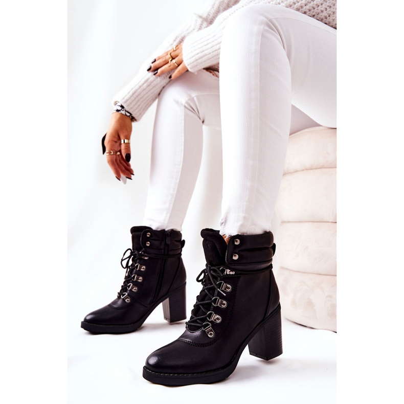 Botas quentes em um poste preto Charmmis 2