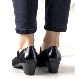 Sapatos pretos em um pilar com um dedo do pé Sobremesa envernizado 1 Sapatos pretos em um pilar com um dedo do pé Sobremesa envernizado 1