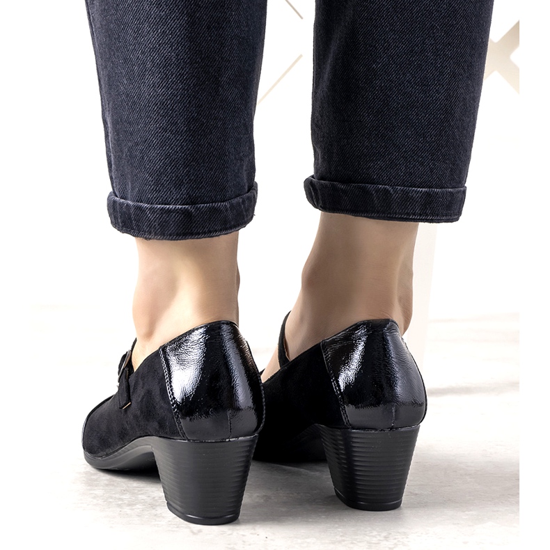 Sapatos pretos em um pilar com um dedo do pé Sobremesa envernizado 1 Sapatos pretos em um pilar com um dedo do pé Sobremesa envernizado 1