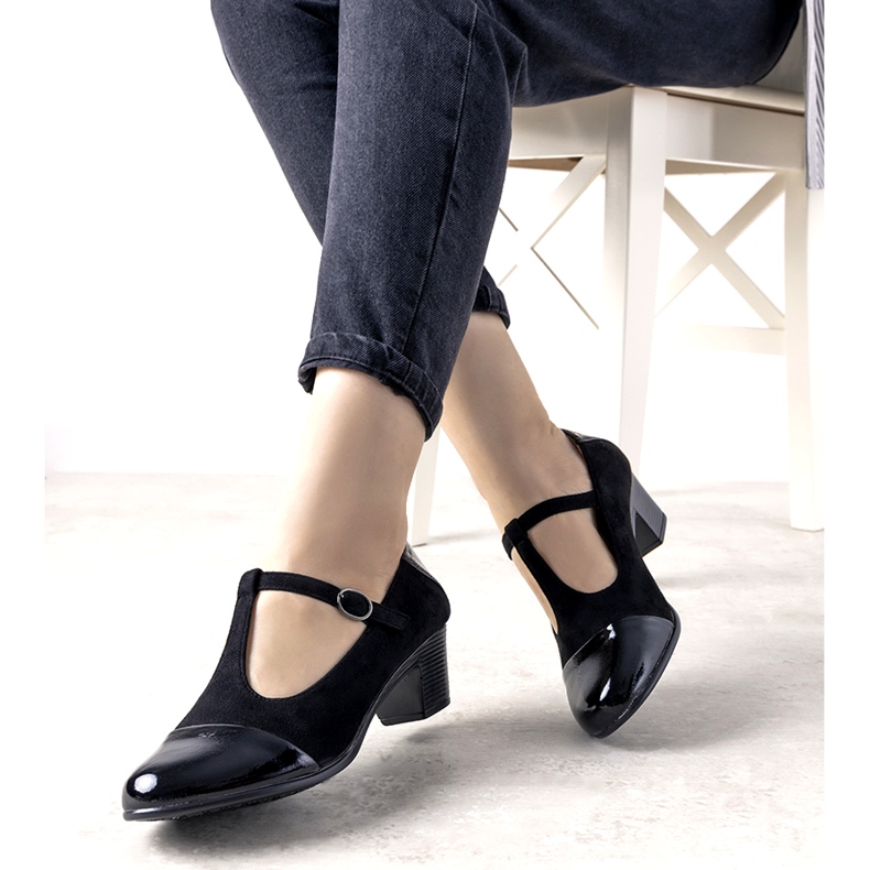 Sapatos pretos em um pilar com um dedo do pé Sobremesa envernizado 2 Sapatos pretos em um pilar com um dedo do pé Sobremesa envernizado 2