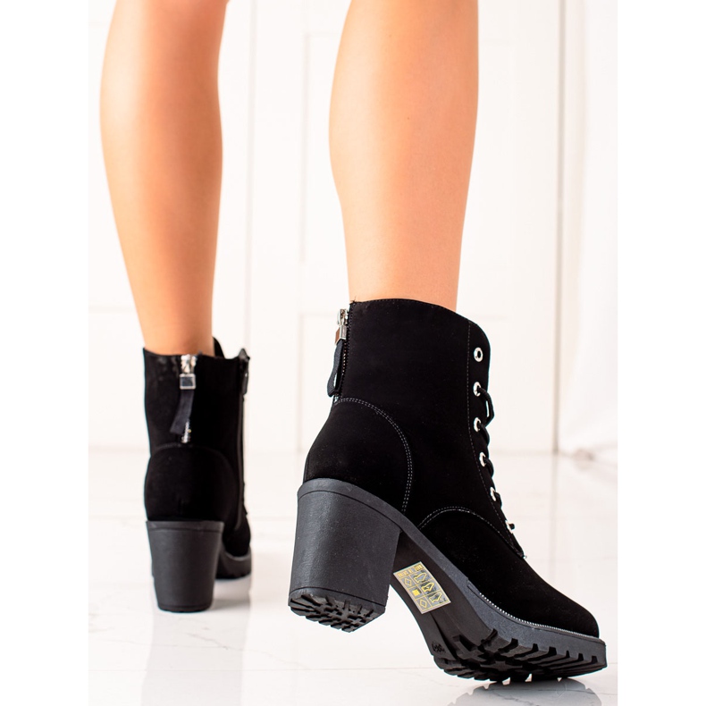 TRENDI Trabalhadores atados em um posto preto 1