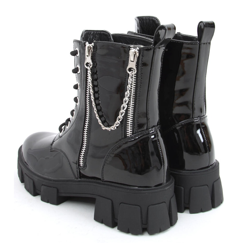 Botins de couro envernizado com corrente Mina Black preto 2 Botins de couro envernizado com corrente Mina Black preto 2
