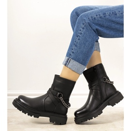 Botas pretas isoladas com corrente de porta preto 1