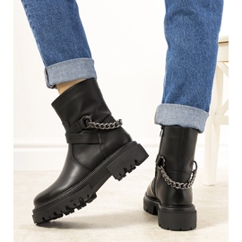 Botas pretas isoladas com corrente de porta preto 2 Botas pretas isoladas com corrente de porta preto 2