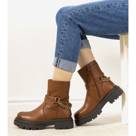 Botas isoladas marrons com corrente Porta castanho 1