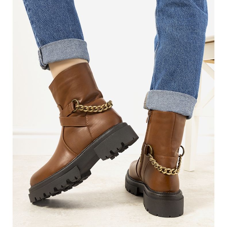 Botas isoladas marrons com corrente Porta castanho 2