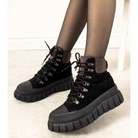 Sapatos femininos pretos, isolados e com atacadores da Calabresi marrom 1