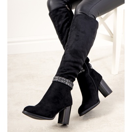 Botas pretas no poste do Alexis isolado preto 1