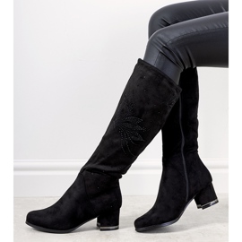 Botas pretas no poste isolado Willka preto 1