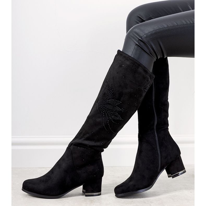Botas pretas no poste isolado Willka preto 1 Botas pretas no poste isolado Willka preto 1