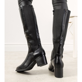 Botas pretas no poste isolado de Jurado preto 1 Botas pretas no poste isolado de Jurado preto 1