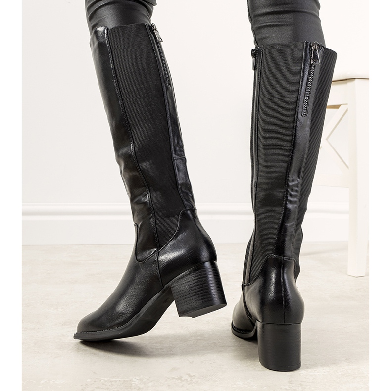 Botas pretas no poste isolado de Jurado preto 1 Botas pretas no poste isolado de Jurado preto 1