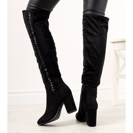 Botas pretas no posto Menas isolado preto 1