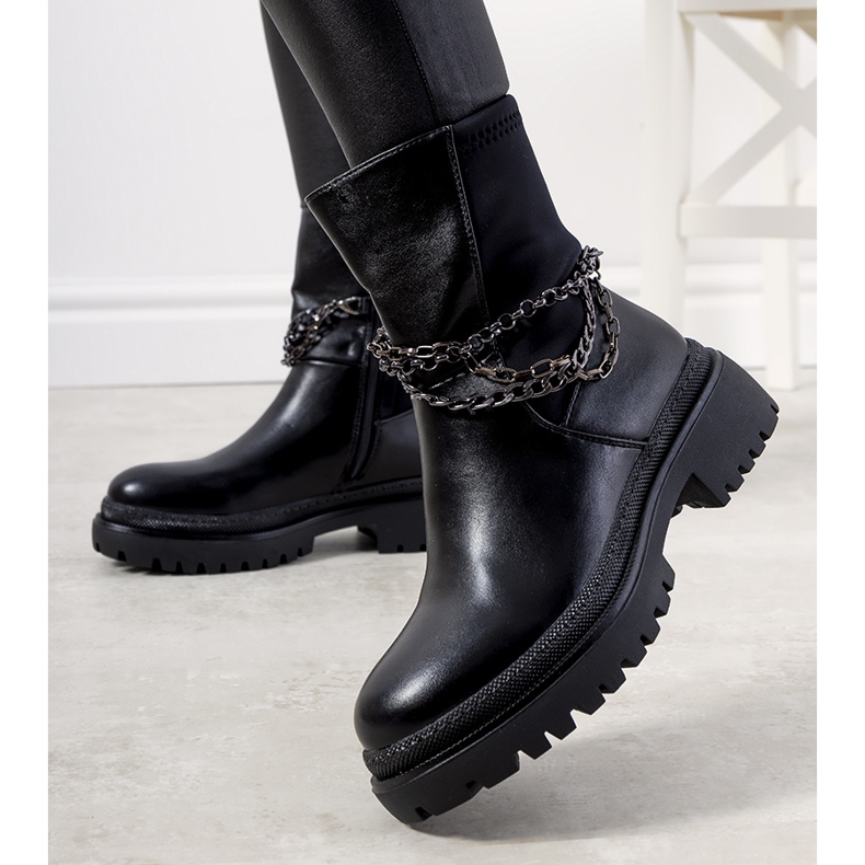 Botas pretas isoladas com correntes Mora preto 1