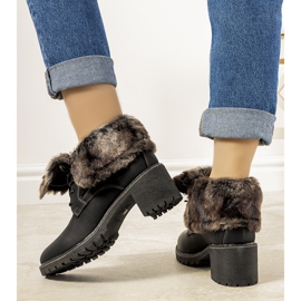 Botas pretas isoladas com pele Varrone preto 1