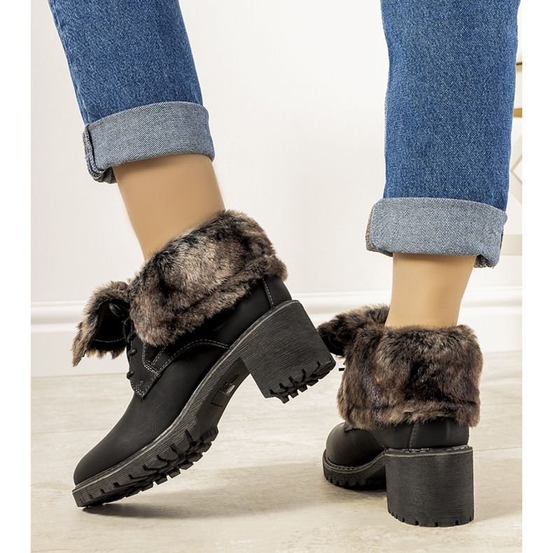 Botas pretas isoladas com pele Varrone preto 1 Botas pretas isoladas com pele Varrone preto 1