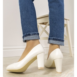 Bombas brancas no posto Unos branco 1