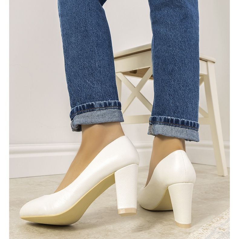 Bombas brancas no posto Unos branco 1