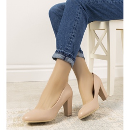 Sapatos de nudez no posto Unos bege 1 Sapatos de nudez no posto Unos bege 1