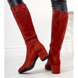 Botas vermelhas no poste isolado Adame vermelho 1 Botas vermelhas no poste isolado Adame vermelho 1