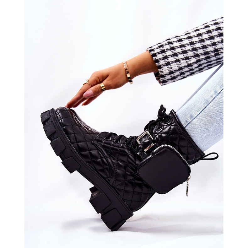 PG2 Botas maureen pretas acolchoadas em um poste preto 2 PG2 Botas maureen pretas acolchoadas em um poste preto 2