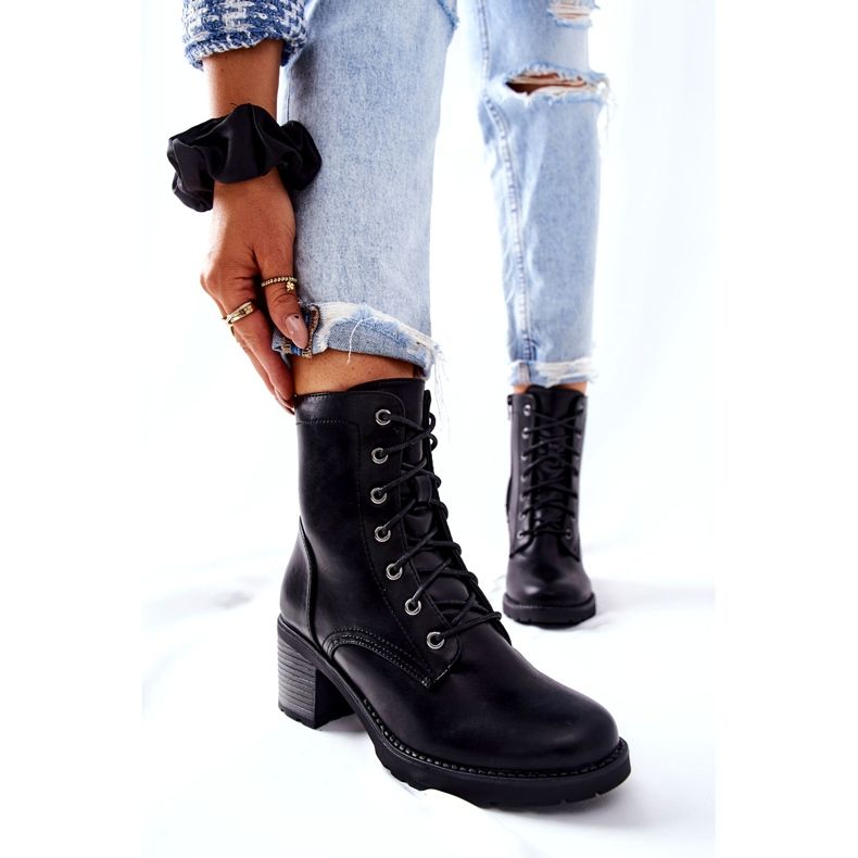 PE1 Botas Nerynis pretas quentes amarradas em um poste preto 5