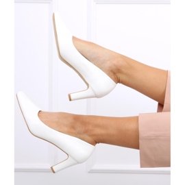 Bombas no posto Ester White branco 1