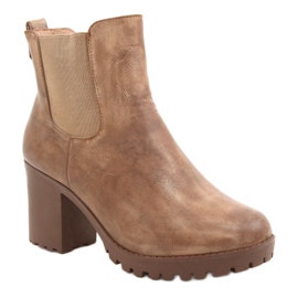 Botas bege no posto Auger castanho 1
