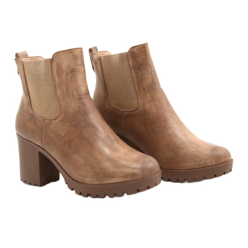 Botas bege no posto Auger marrom 4