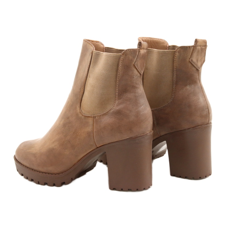 Botas bege no posto Auger castanho 3 Botas bege no posto Auger castanho 3