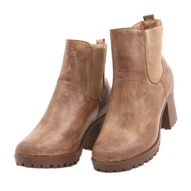 Botas bege no posto Auger castanho 2 Botas bege no posto Auger castanho 2