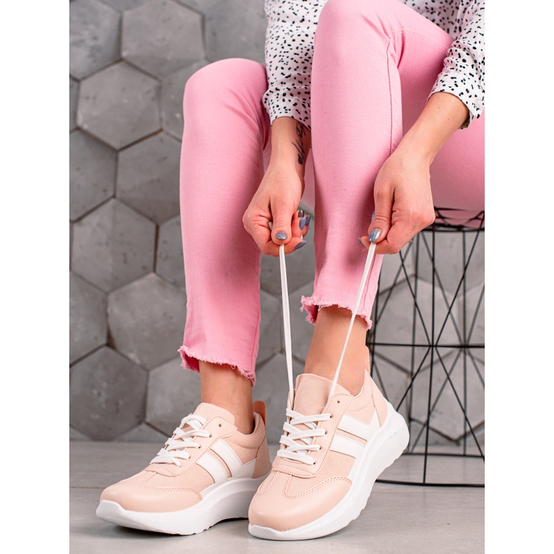 Ideal Shoes Tênis elegantes com listras branco rosa 1 Ideal Shoes Tênis elegantes com listras branco rosa 1