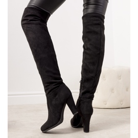 Botas pretas no poste do isolante Licurgo preto 1