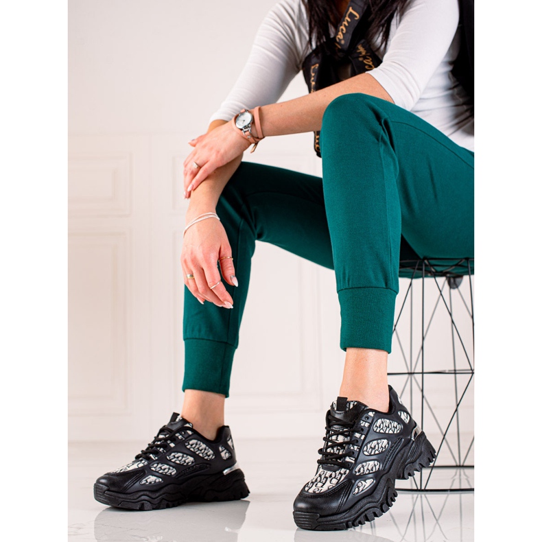 TRENDI Tênis pretos na plataforma 1