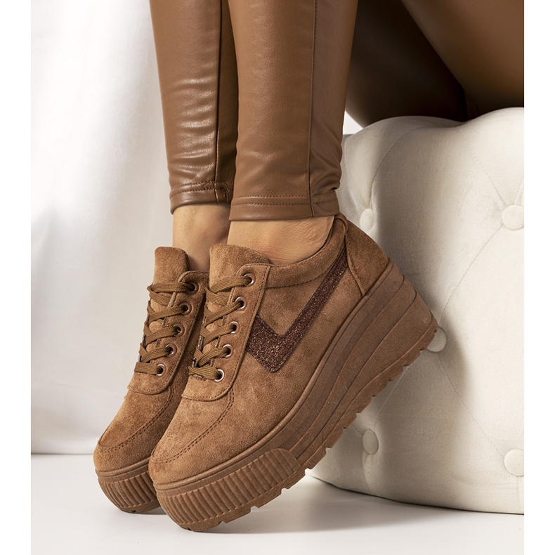 Tênis marrom com sola alta botânica 1