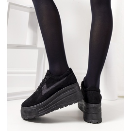 Tênis preto em uma sola alta botânica 1