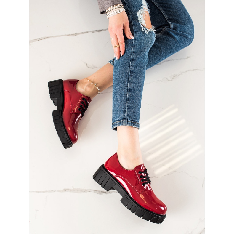 Sapatos vermelhos na plataforma La.Fi 1