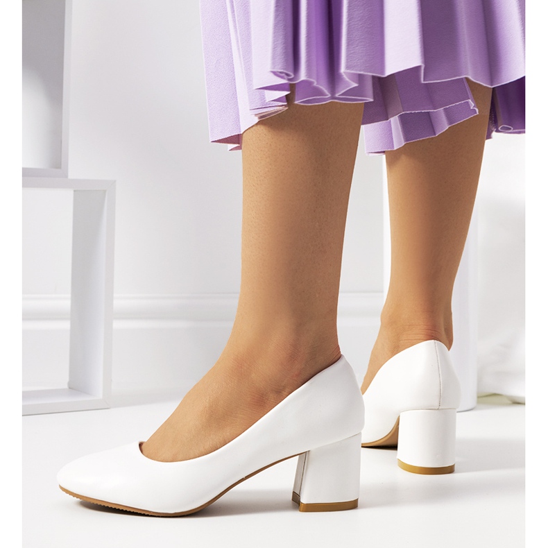 Sapatos brancos de mulher da Marot cru 1