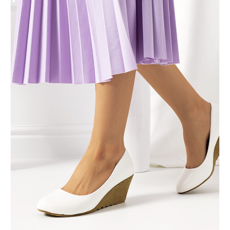 Bombas brancas na cunha Unies branco cru 1