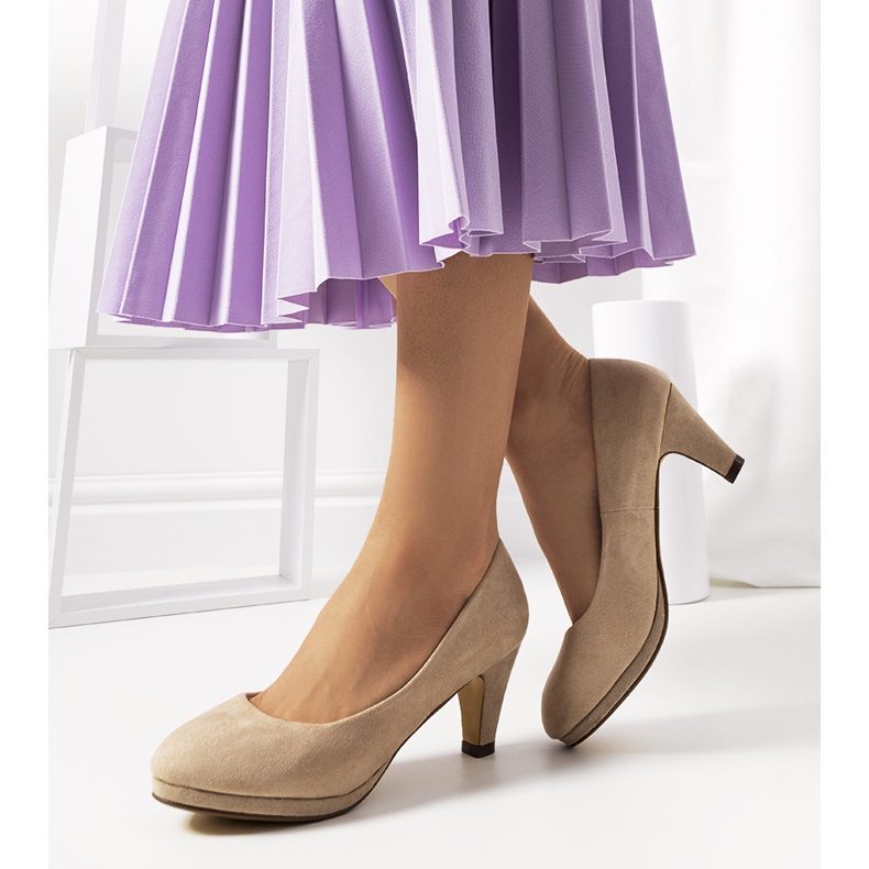 Sapatos femininos bege Alves 1