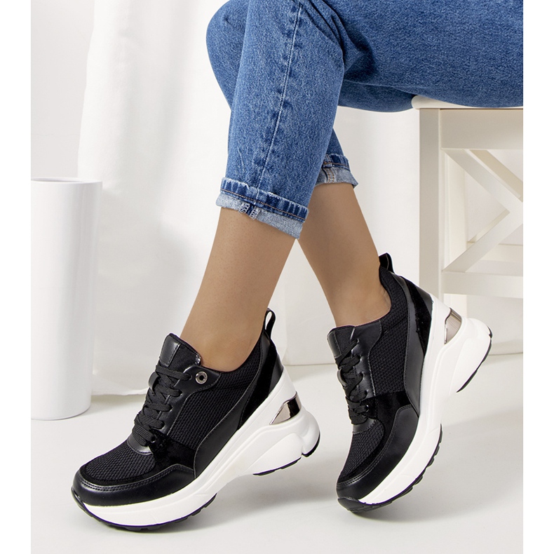 Tênis preto na cunha Cleveland 1