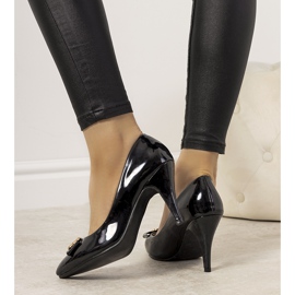 Sapatos bege em um salto agulha Precious preto 1