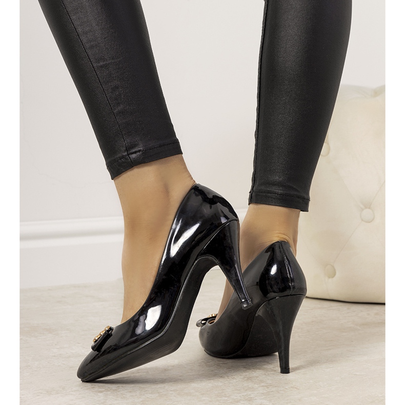 Sapatos bege em um salto agulha Precious preto 1