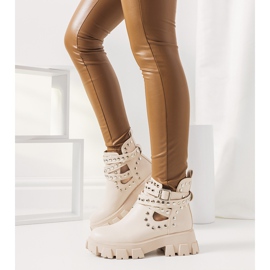 Botas bege com tachas Kinney 1